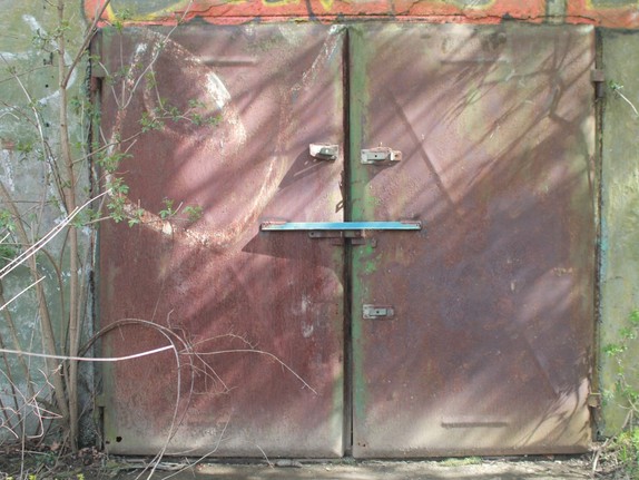 Stahl-Fensterladen in Betonwand