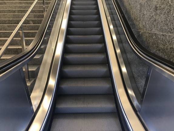 kurzes Stück einer Rolltreppe