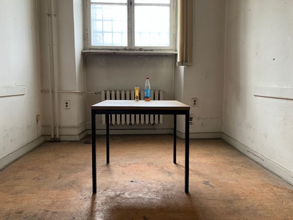 Tisch in leerem Raum