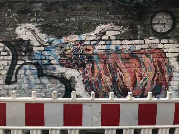 Bauzaun vor Graffiti