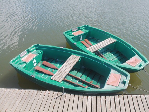 Foto von zwei grünen Ruderbooten am Steg