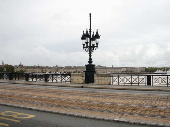 Eine Straßenlampe mit 4 Leuchten auf einer großen Brücke