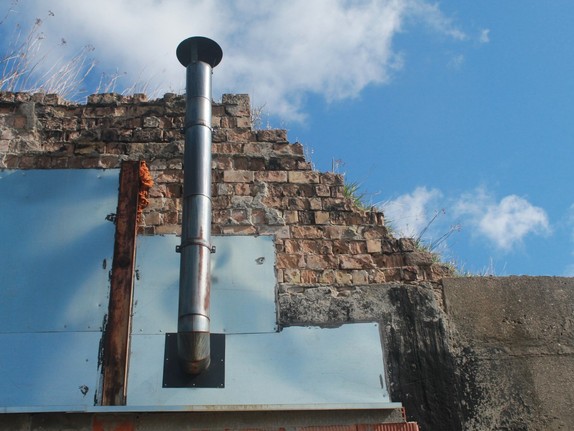 Seitenansicht eines Daches mit Metall-Schornstein
