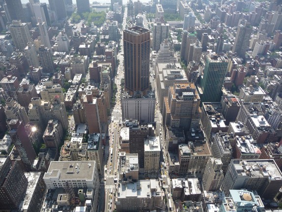 Eine Großstadt aus der Luft fotografiert, zu sehen sind sehr hohe Gebäude und Straßen